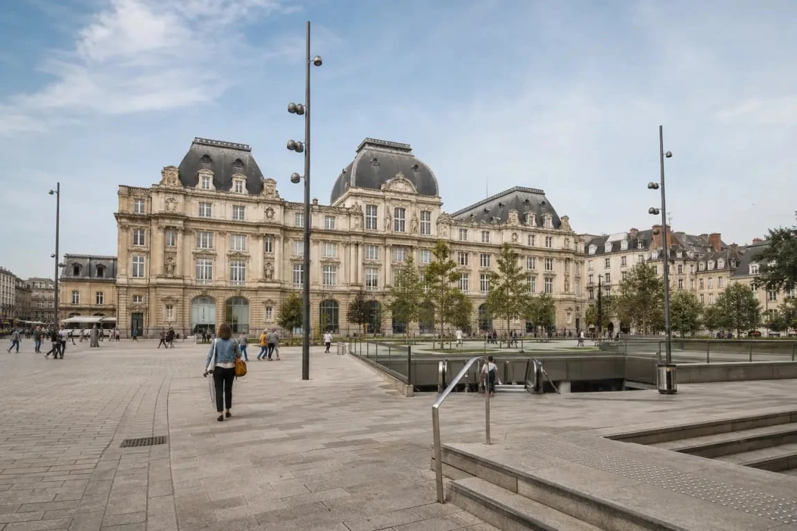 République Rennes : vue de la place de la République avec le Palais du Commerce au centre-ville