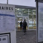 Piscine Bréquigny à Rennes : panneau horaires et bassin 50 m