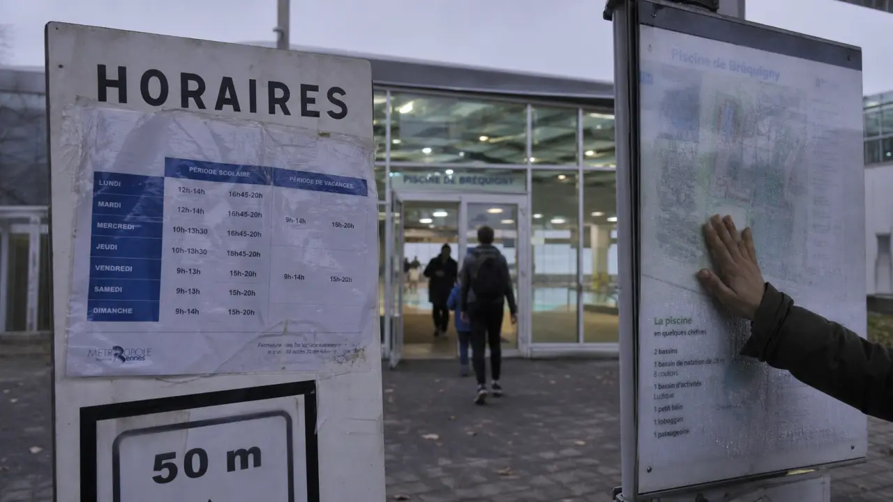 Piscine Bréquigny à Rennes : panneau horaires et bassin 50 m