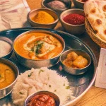 Thali indien au restaurant indien rennes, naans et curry