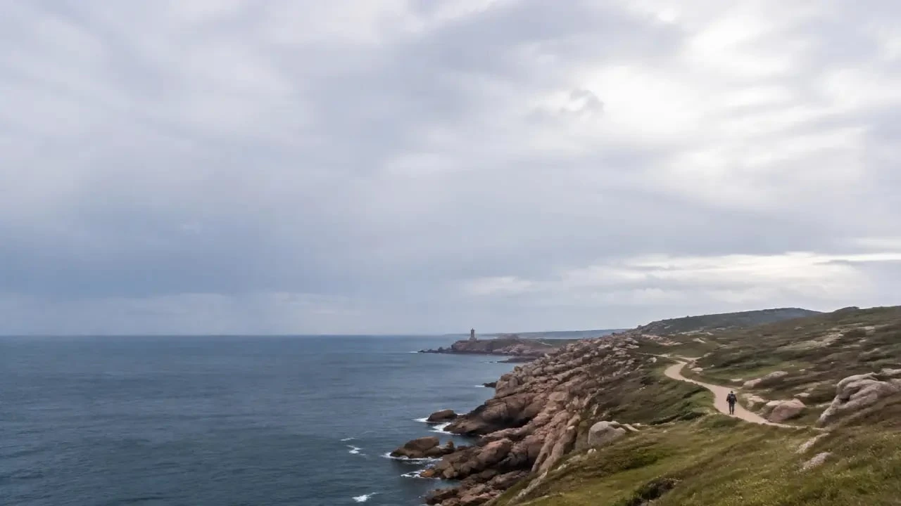 Itinéraire en Bretagne le long d’une côte rocheuse aux paysages de granit rose