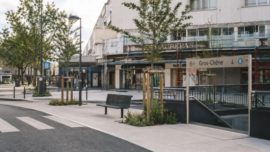 Gros chene Rennes : Maurepas, entrée métro ligne B, commerces et trottoir rénové