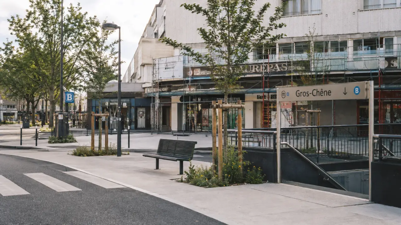 Gros chene Rennes : Maurepas, entrée métro ligne B, commerces et trottoir rénové