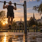 Street workout Rennes : traction sur barre fixe en parc au crépuscule