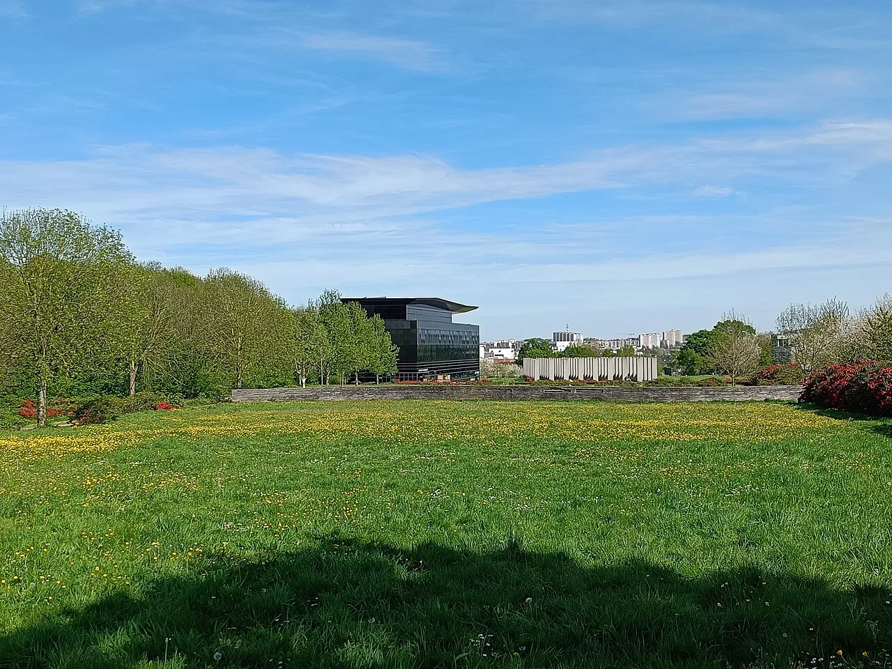 Le parc de Beauregard, où se situe le Frac Bretagne, vu vers l’ouest.