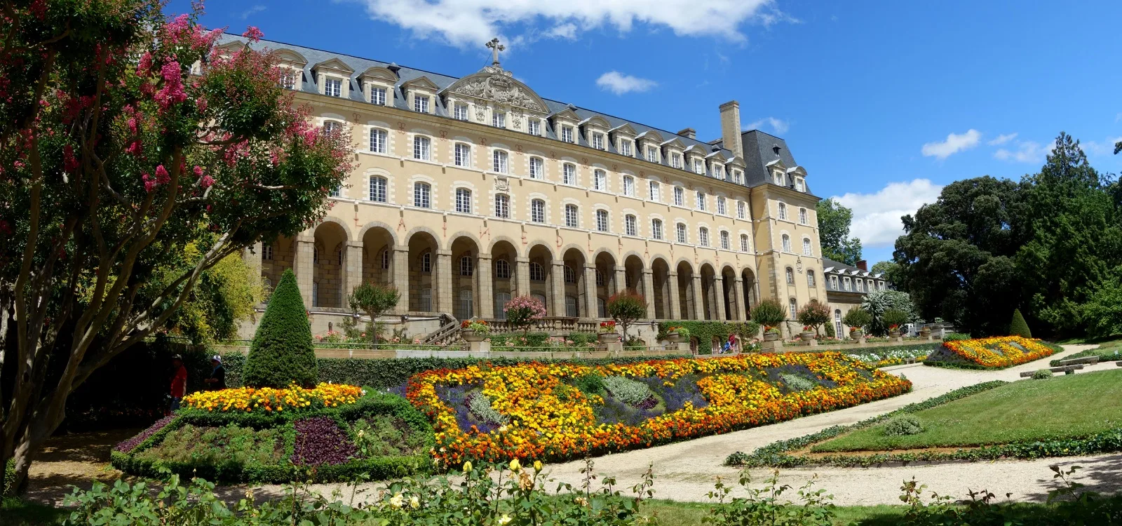 Palais Saint-Georges et jardin en juillet 2023.