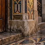 Lieux insolites autour de Rennes : façade avec mosaïques colorées