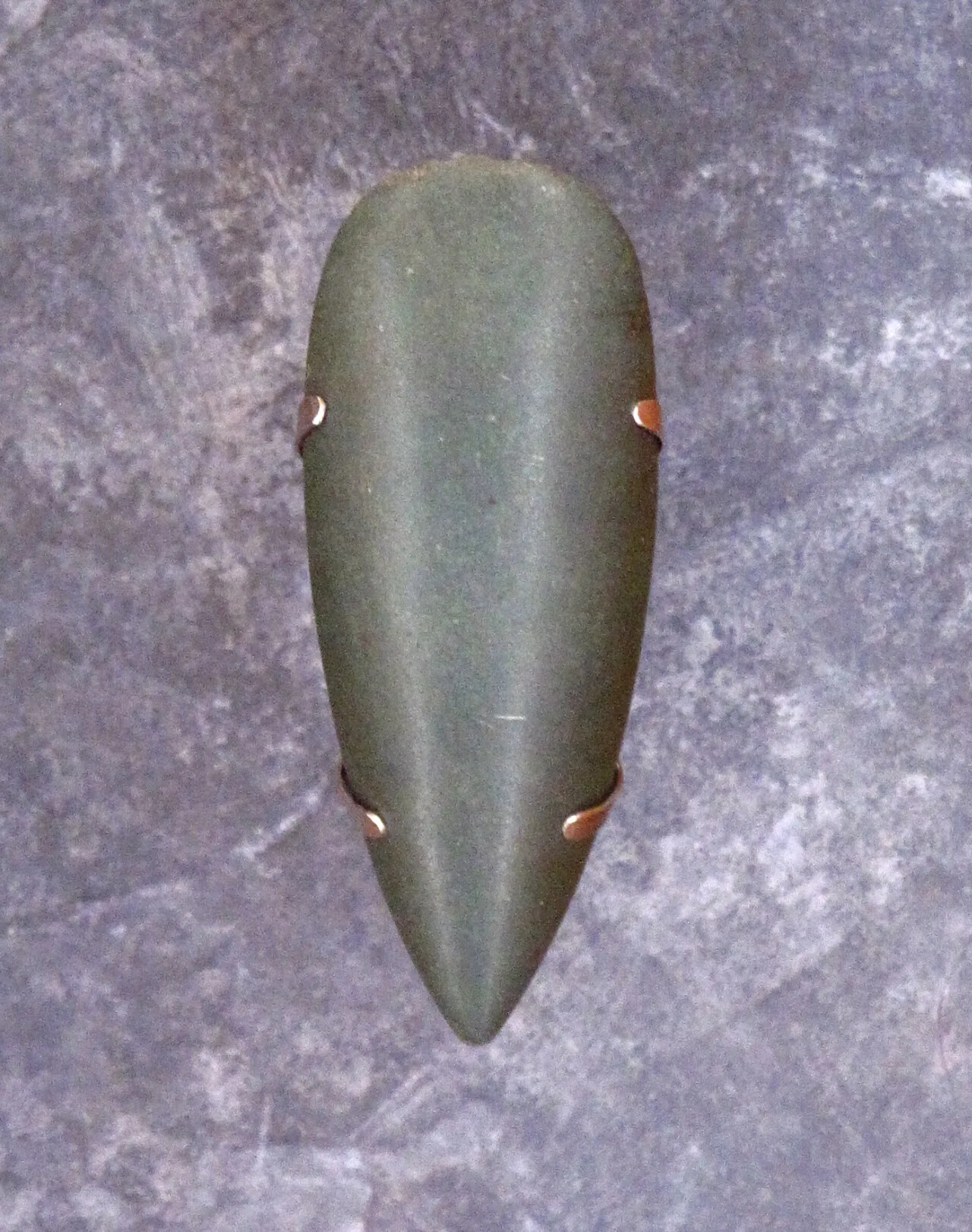 Une hache polie du Néolithique conservée au Musée de Bretagne.