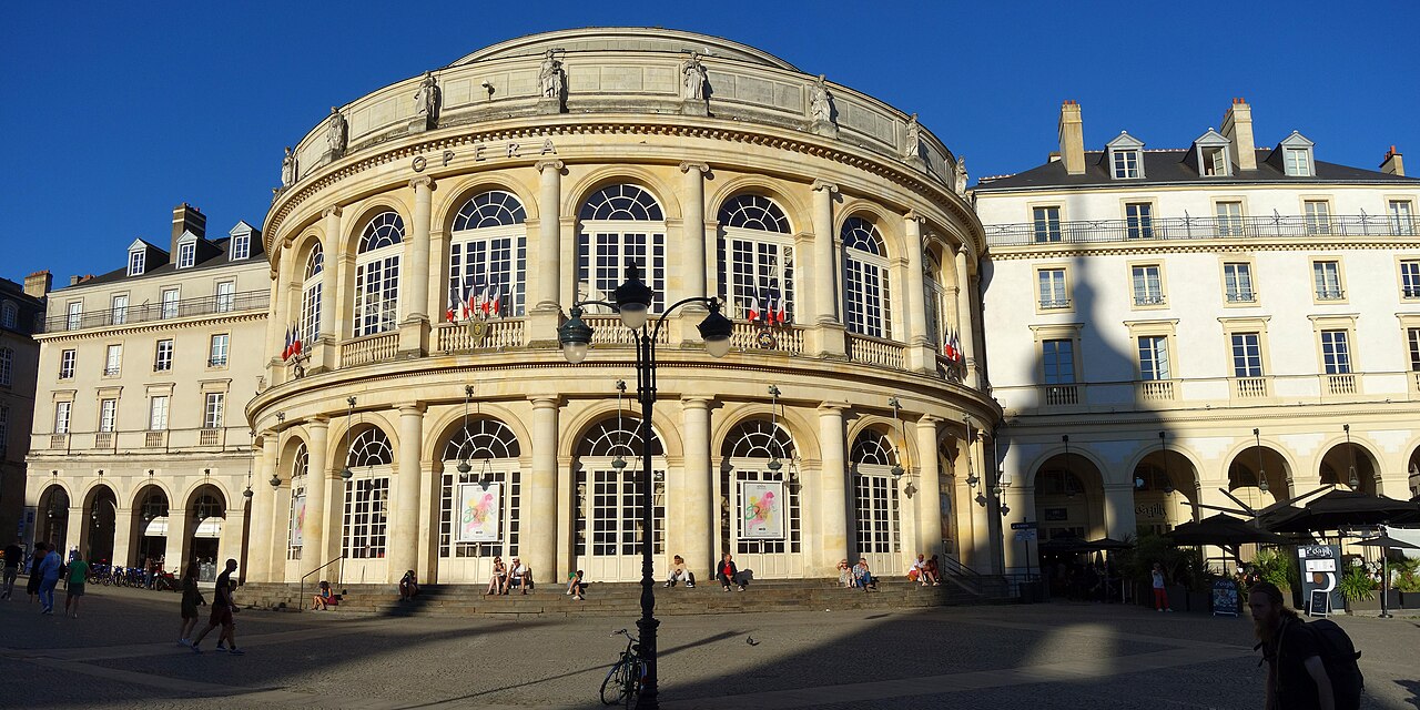 La façade arrondie de l’Opéra de Rennes, place de la Mairie.