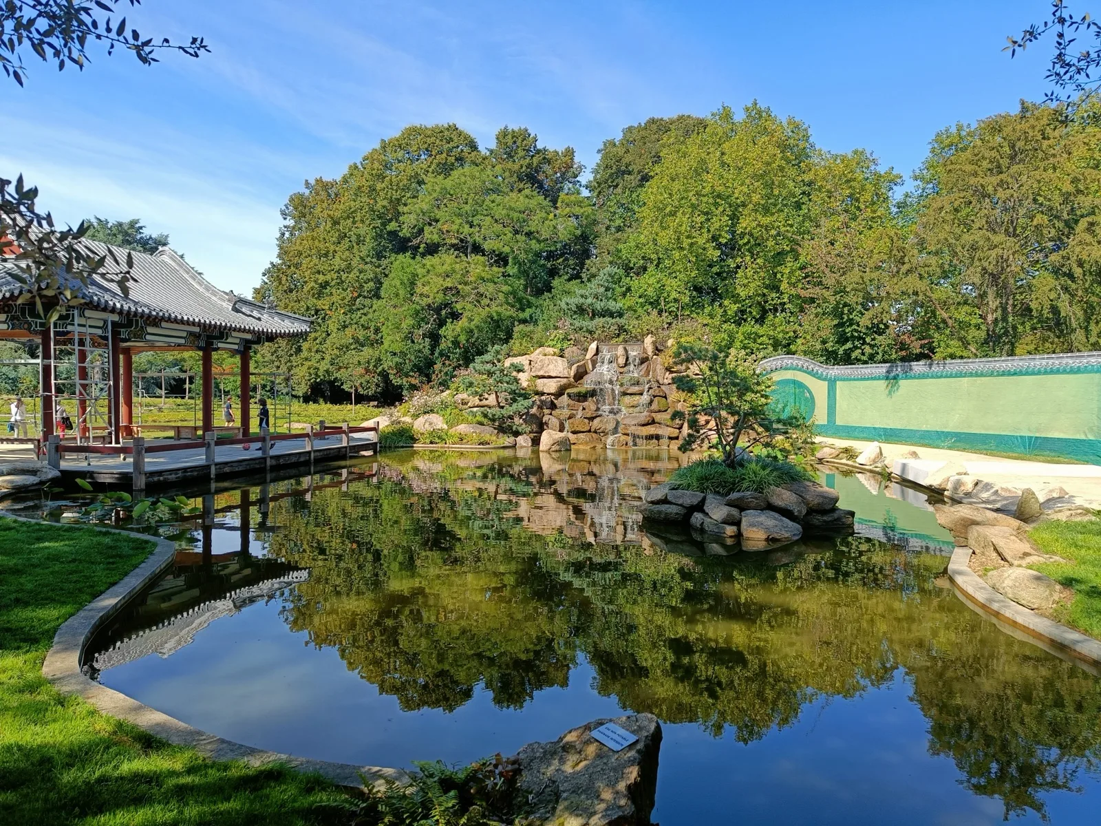 Cascade du jardin chinois, parc de Maurepas.