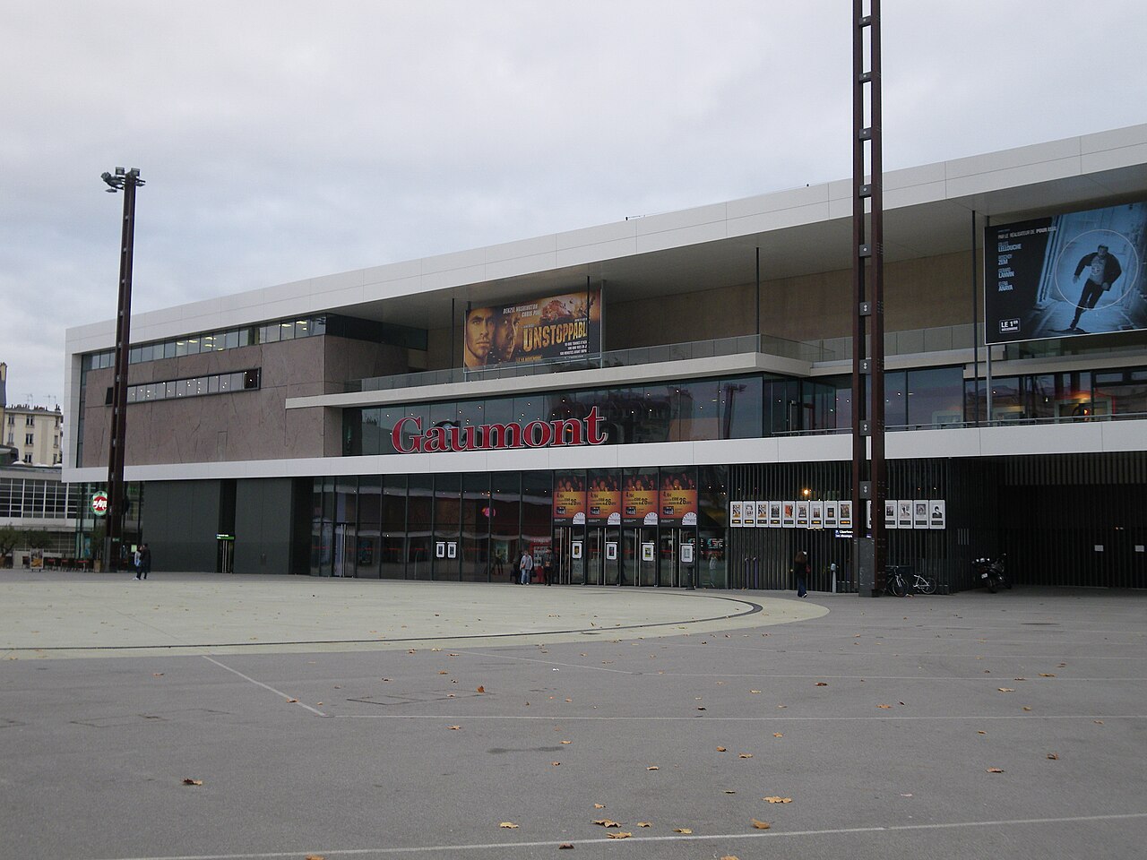 Le bâtiment du cinéma sur l’esplanade, photographié sous son ancienne enseigne Gaumont.