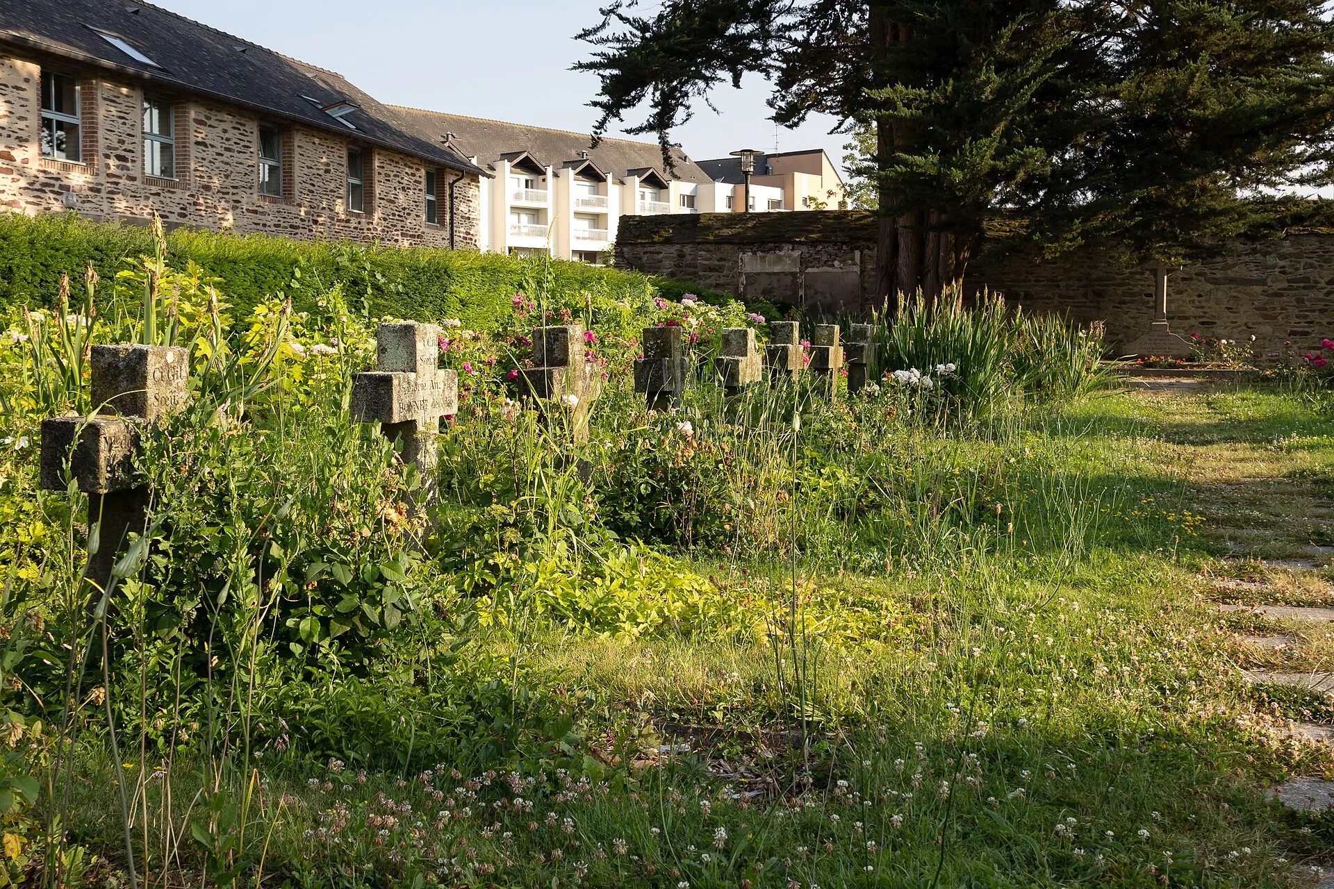 Petit cimetière du domaine Saint-Cyr à Rennes (photographie de 2013)
