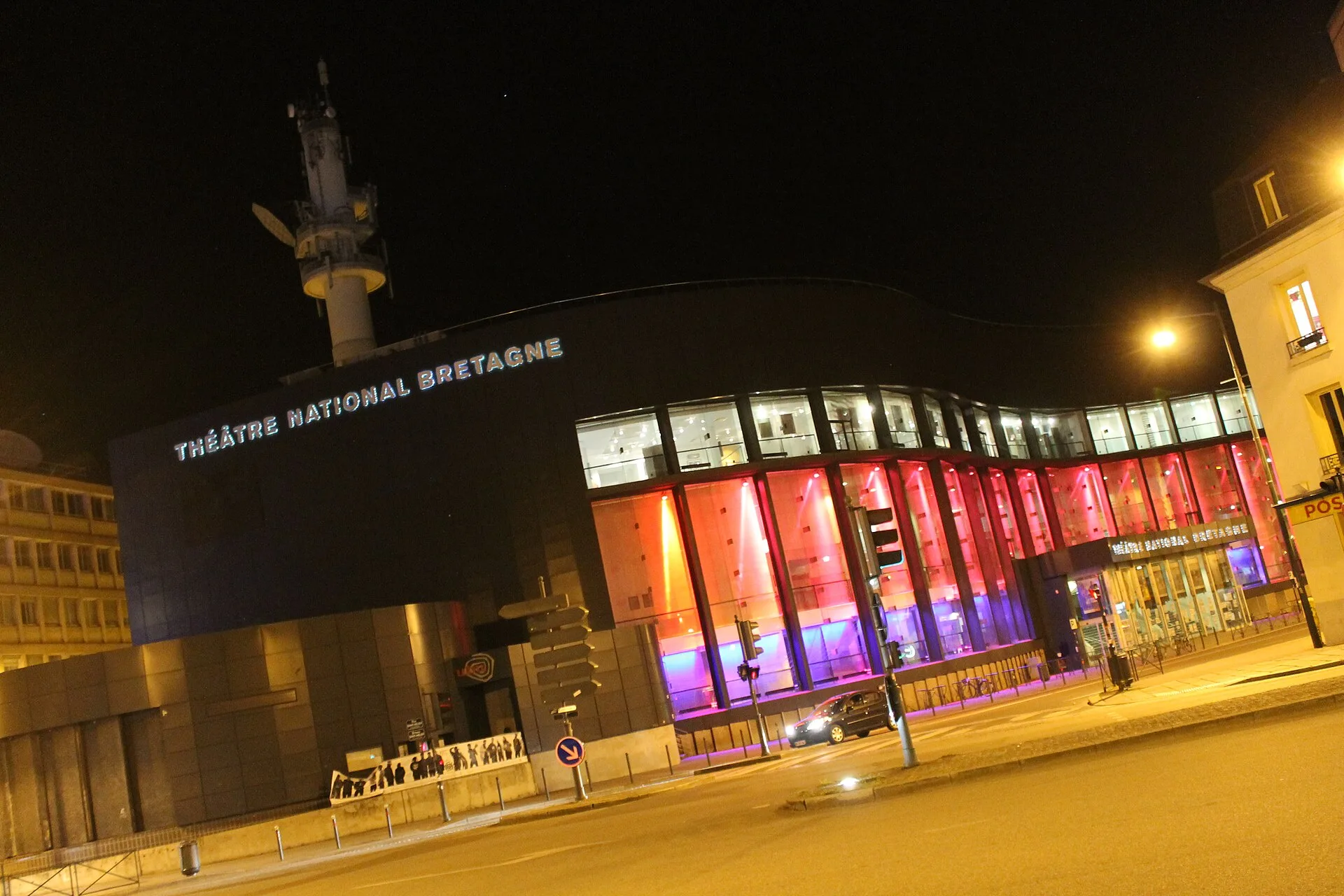 Théâtre National de Bretagne à Rennes, vu de nuit.